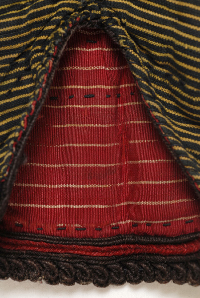 Lining at the edge of the sleeve and decoration with cordon