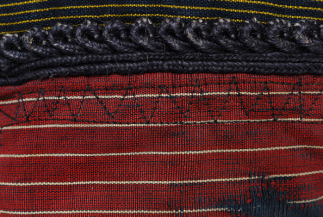 Lining at the edge of the sleeve and decoration with cordon