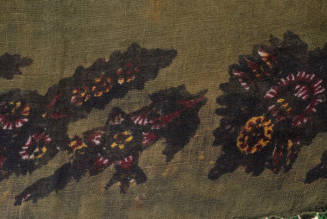 Detail of the printed decoration at xolourin (side), small vegetal motifs