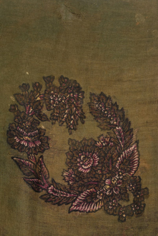 Detail of the printed decoration, milies vegetal motif at the edge on the inside