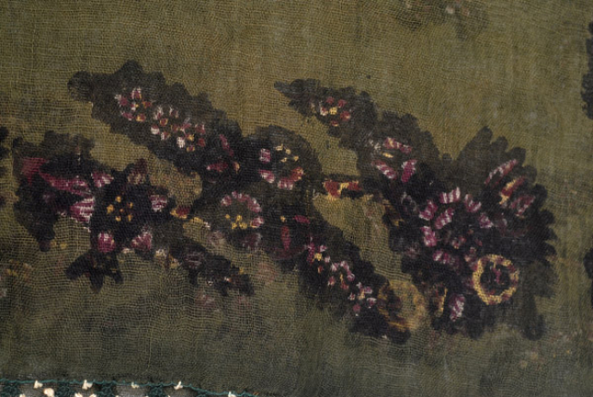 Detail of the printed decoration at xolourin (side), small vegetal motifs