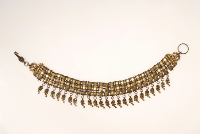 Gold plated choker crafted in the flowing technique. It ends to leave-shaped tetramidia ornamented with grainy and flimsy technique