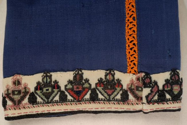 Detail of the embroidered decoration at the sleeve border: horizontal rows with geometric and stylized vegetal motifs and mertza at the joint