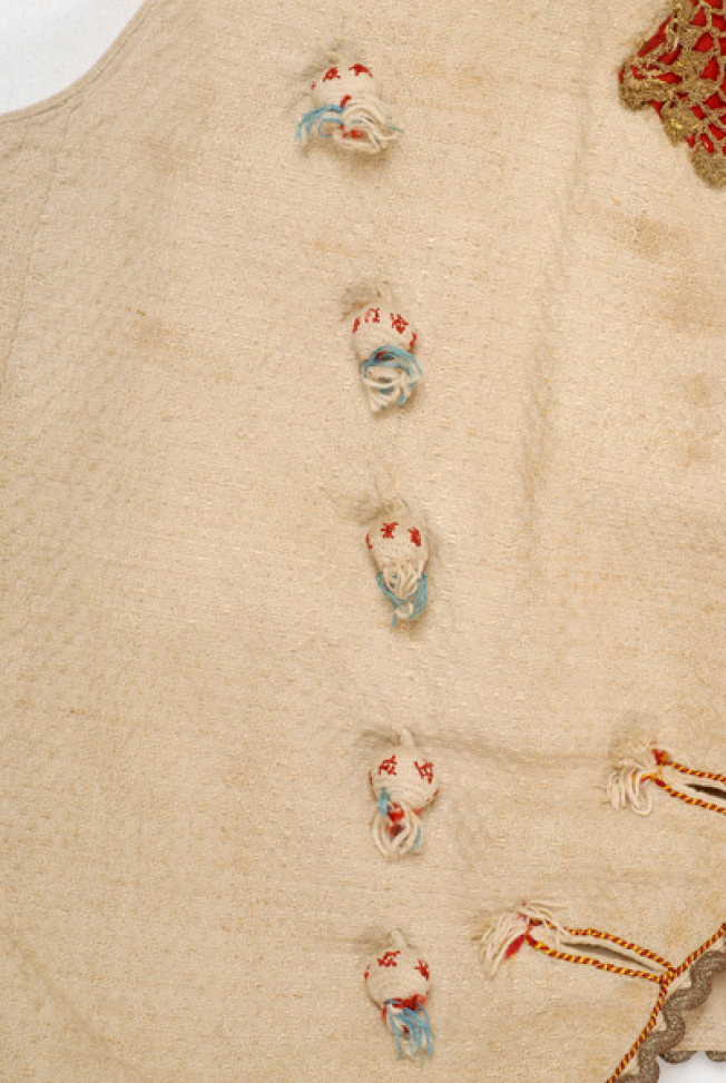 Knitted button made of white brisimi (silk thread)