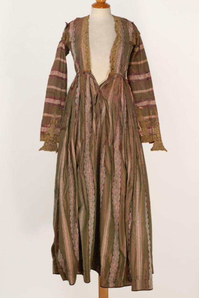 Sleeved dress made of taffeta