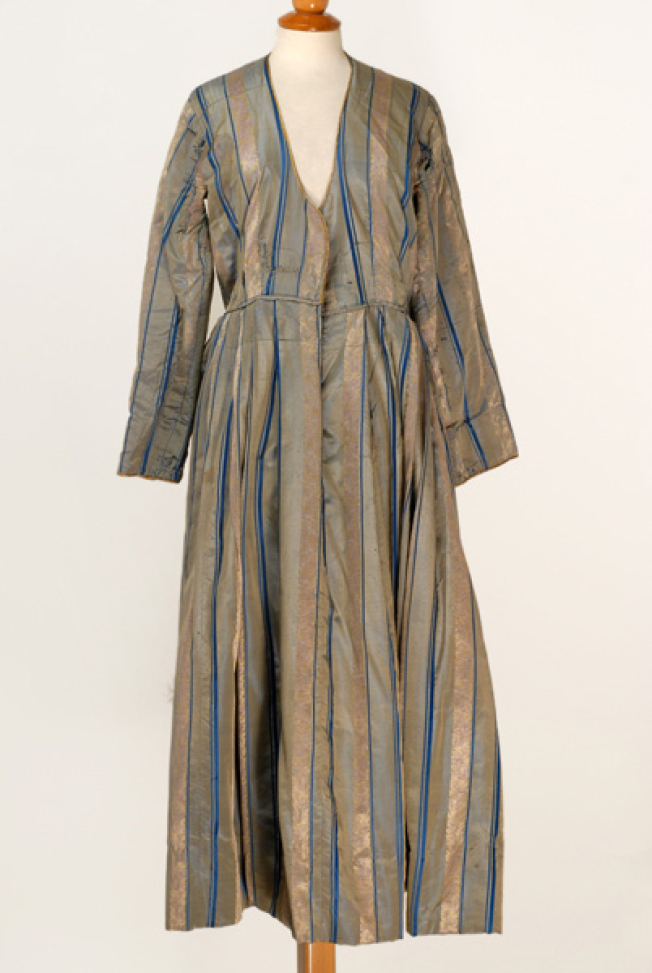 Sleeved dress made of taffeta