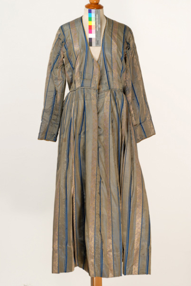 Sleeved dress made of taffeta