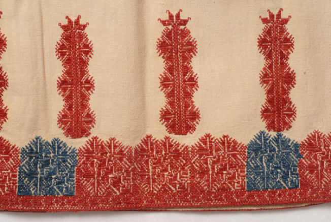 Styloi and circular embroidert of the back, detail 