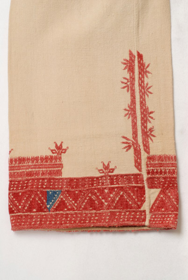Embroidery of the left sleeve, back