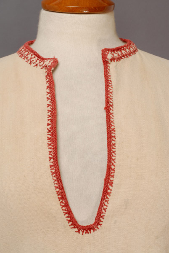 Embroidery of the neckline and of the opening 