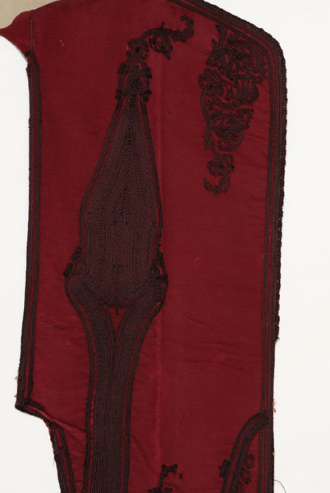 Detail of the sleeve decoration, back: oblong spear-like motif