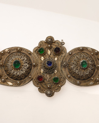 Gold-plated buckle with multi-panelled filigree rosettes and variegated glass stones