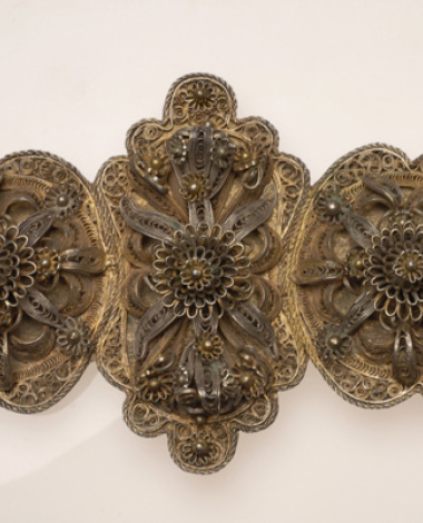 Gold-plated buckle with elaborate filigree decoration