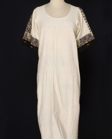 Chemise made of white cotton cloth with applique sleeves, embroidered with geometrical decoration.