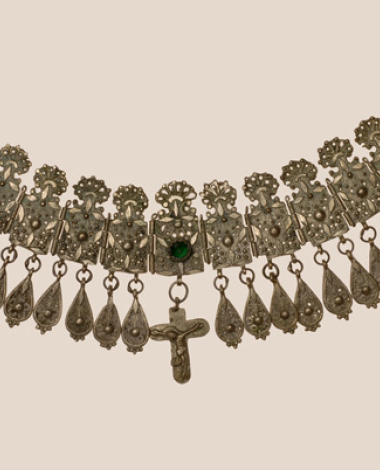 Yordani, gold-plated choker with filigree plates, teardrop-shaped suspended ornaments and a cross
