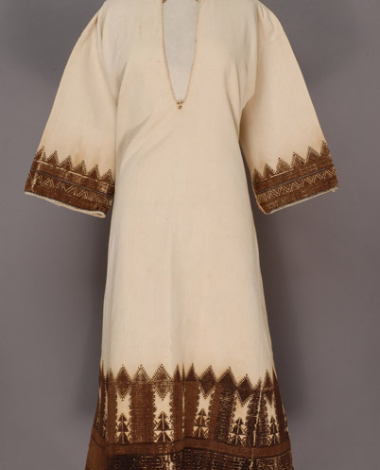 Sleeved cotton chemise embroidered with brown silk thread