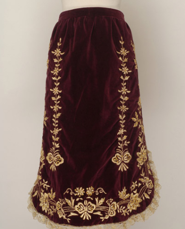 Velvet apron with embroidery at the frame