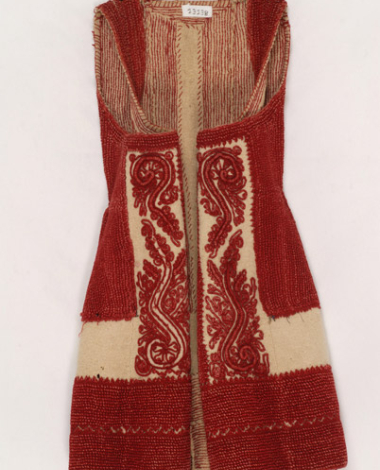 Νυφική μάλλινη σεγκούνα διακοσμημένη ολόγυρα με κόκκινο βαμβακερό νήμα