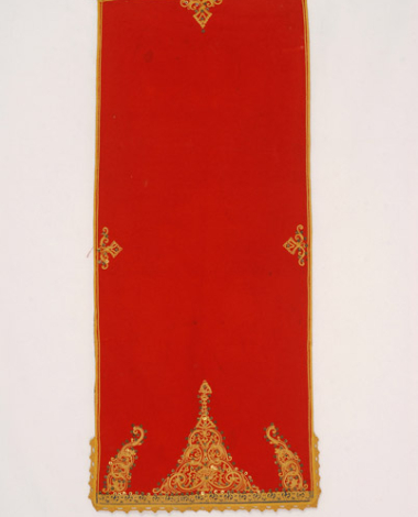 Rouchini apron made of red felt and embroidered with silk cord