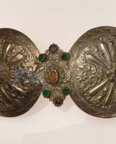 Assimozounaro, hammered, gilt hooks and eyes with embossed decoration, adorned with colourful glass stones and agate