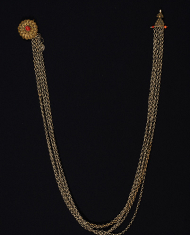 Pitelka or petoulka, variety of chained kiousteki. At the one edge it bears a wiry rosette with a red glass stone at the centre
