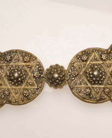 Gilt filigree buckle with stylized vegetal and floral decoration and a pentagram