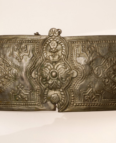 Hammered gilt buckle with embossed decoration