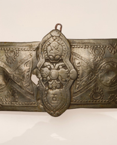 Hammered gilt buckle with embossed decoration