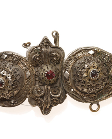 Gilded buckle with wiry multi-leafed rosettes and coloured glass stones 