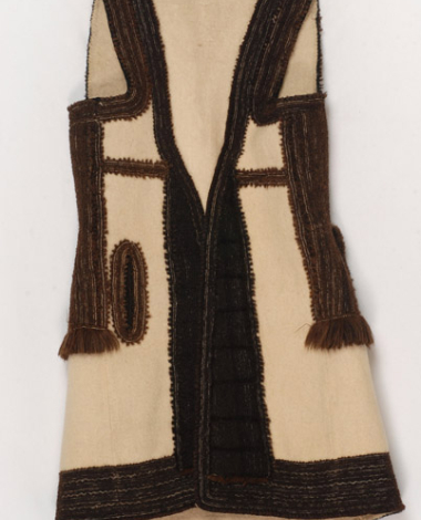 Whitish fullen wool sigouna embroidered with brown wool strimmata