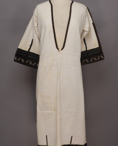 Λευκό βαμβακερό πουκάμισο κεντημένο με μαύρες μάλλινες κλωστές και άσπρη τιριπλίσια κλωστή