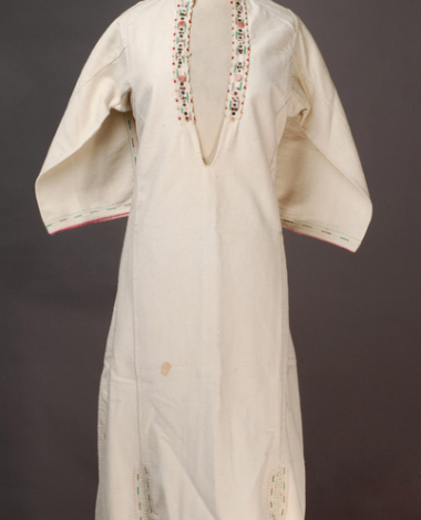 Λευκό βαμβακερό υφαντό πουκάμισο, στολισμένο με ματ και γυαλιστερές χάντρες, πούλιες, κουμπιά και ξόμπλια με μάλλινες χρωματιστές κλωστές 