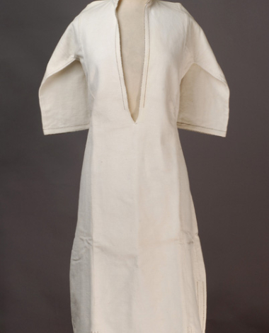 Λευκό βαμβακερό υφαντό πουκάμισο, διακοσμημένο με μαύρες χάντρες 