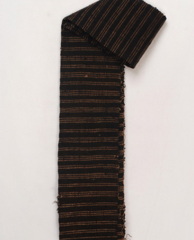 Μακρύτατο μάλλινο υφαντό ζωνάρι σε σκούρο καφέ χρώμα με ενυφασμένες οριζόντιες λεπτές ρίγες, διπλωμένο κατά μήκος 