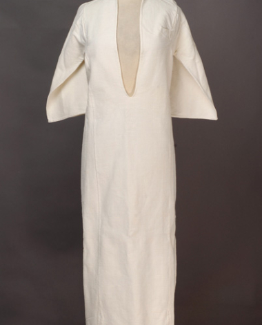 Λευκό βαμβακερό υφαντό πουκάμισο, καθημερινό εξάρτημα της γυναικείας φορεσιάς των Ψαράδων