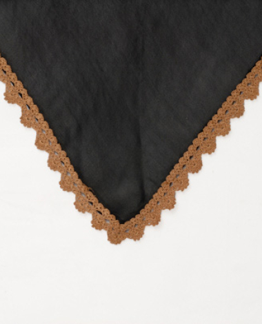 Τσίπα, τριγωνικό μαντίλι από μαύρο κρεπ ντε σιν, διακοσμημένο στα δύο σκέλη του με βαμβακερή μπεζ δαντέλα 