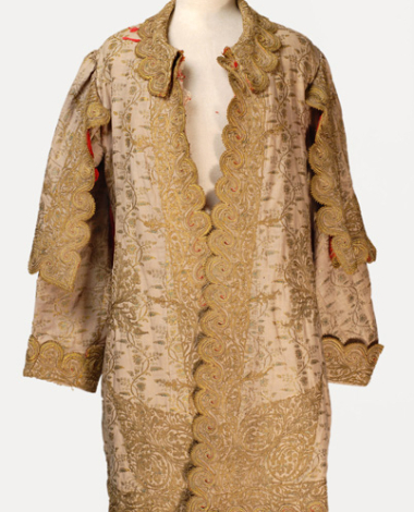 Sleeved overcoat made of silk brocaded fabric