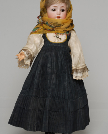 Πορσελάνινη κούκλα από τη συλλογή της βασίλισσας Όλγας ντυμένη με τη νυφική φορεσιά της Κύμης