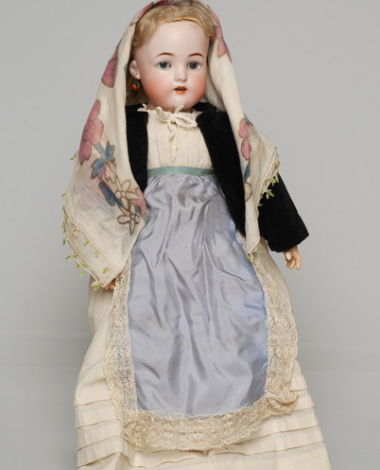Πορσελάνινη κούκλα από τη συλλογή της βασίλισσας Όλγας ντυμένη με τη γυναικεία φορεσιά της Νάξου
