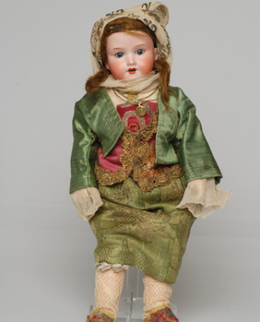 Πορσελάνινη κούκλα από τη συλλογή της βασίλισσας Όλγας ντυμένη με τη γυναικεία φορεσιά της Κιμώλου
