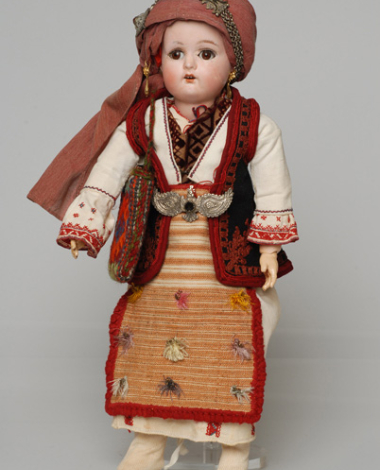 Πορσελάνινη κούκλα από τη συλλογή της βασίλισσας Όλγας ντυμένη με τη γυναικεία φορεσιά των Καρυών