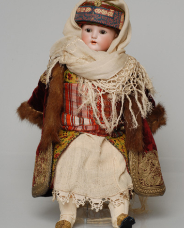 Πορσελάνινη κούκλα από τη συλλογή της βασίλισσας Όλγας ντυμένη με τη νυφική φορεσιά του Καστελλόριζου