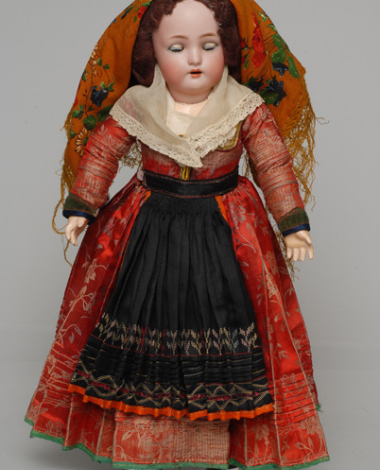 Πορσελάνινη κούκλα από τη συλλογή της βασίλισσας Όλγας ντυμένη με τη γυναικεία, γιορτινή φορεσιά της Λευκάδας