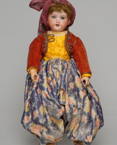 Πορσελάνινη κούκλα από τη συλλογή της βασίλισσας Όλγας ντυμένη με τη γυναικεία φορεσιά της Λέσβου