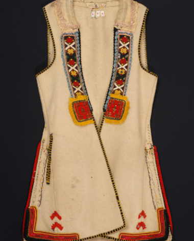 Sagias, sleeveless, white overcoat made of saddle blanket