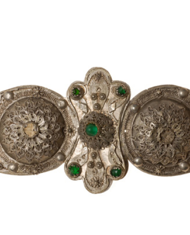 Silver wiry buckle with multi-leafed rosettes and coloured glass stones
