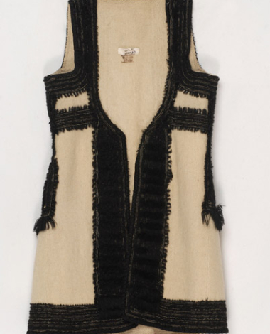 Sigouna made of whitish fullen wool fabric and embroidered with black wool strimmata