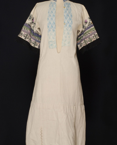 Chemise made of white cotton cloth with white embroideries at the border and sleeves with geometrical and stylized vegetal motifs.