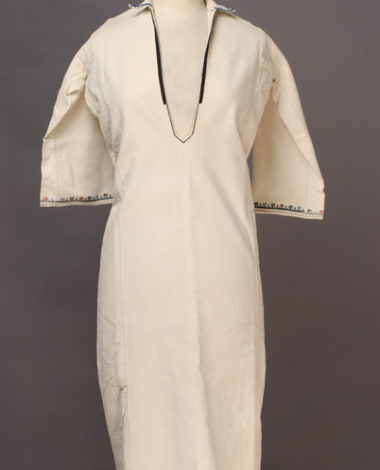 Λευκό βαμβακερό υφαντό πουκάμισο, κεντημένο με μάλλινες χρωματιστές κλωστές