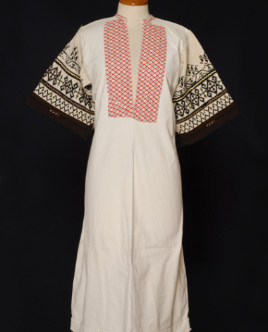 Chemise of white cotton cloth with wide sleeves made of cotton cloth of the loom, embroidered with dark coloured motifs